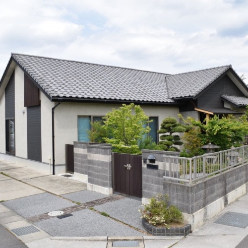 杉の香り立つ和モダンの平屋